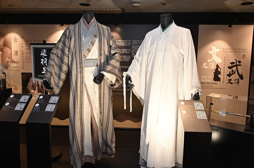 《白发魔女传》主角卓一航（左）及练霓裳（右）所穿的衣裳。政府新闻处