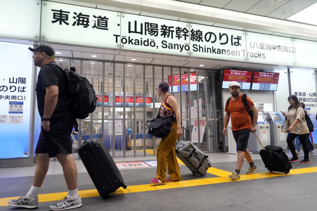 往來東京大阪的東海道新幹線周五從首班車起全線停駛。美聯社