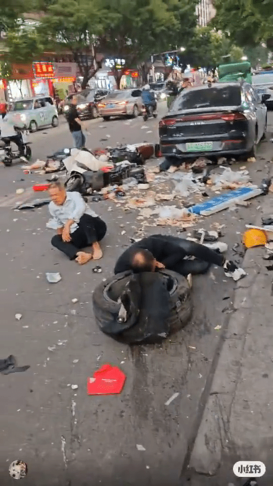 路上一片狼藉，有人倒地不起。