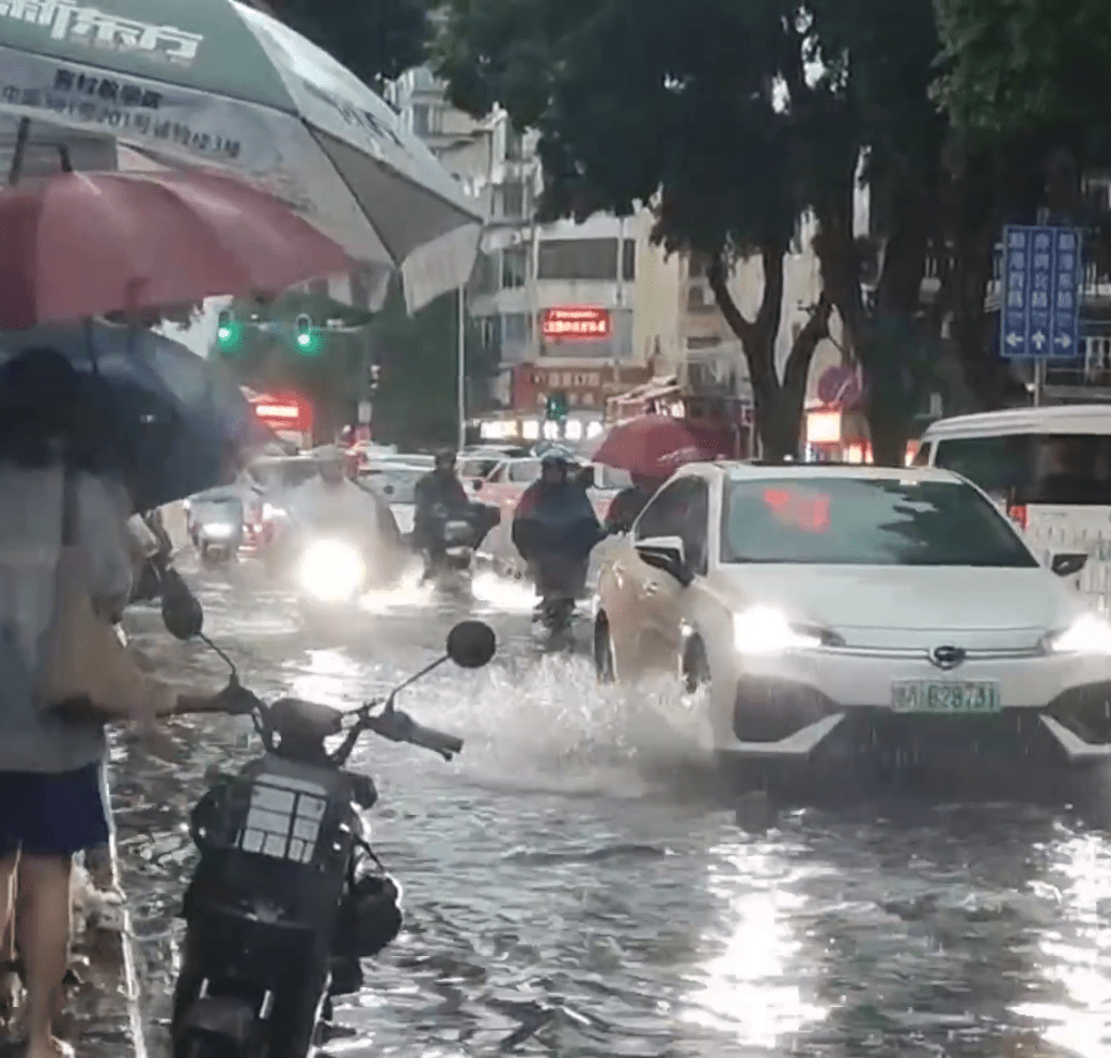 廣東暴雨下，市面的情況。