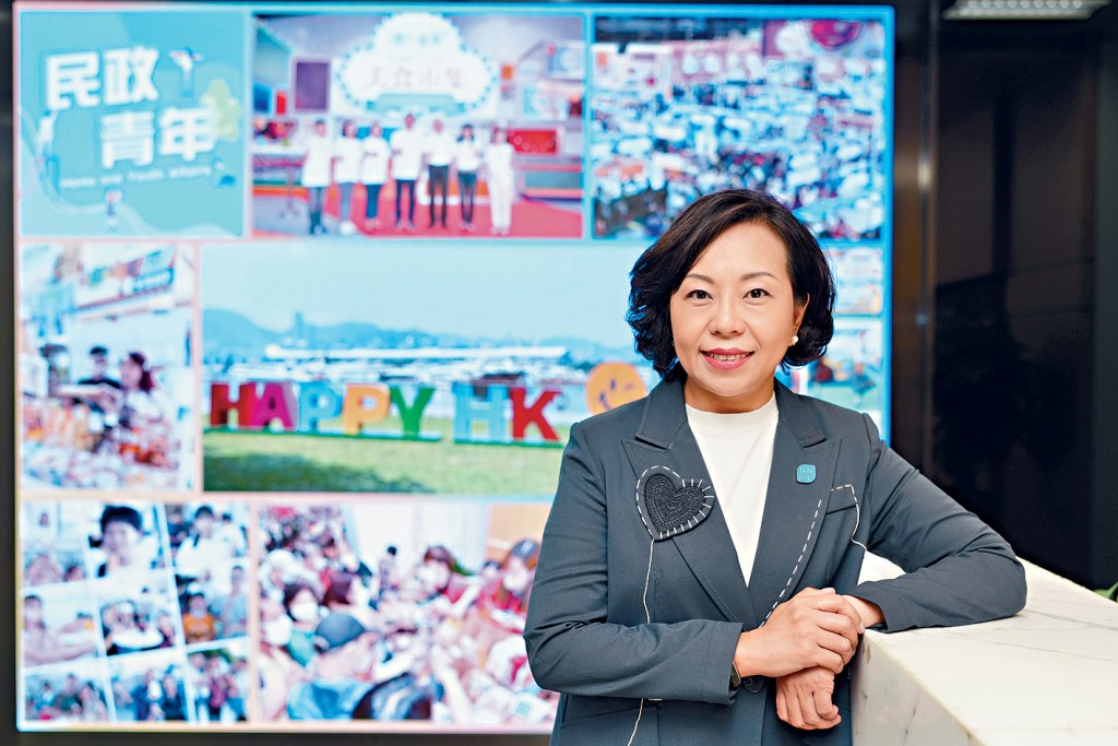 麥美娟接受《星島》專訪時表示，明年初選定4個小區推行「聯廈聯管」試驗計劃。