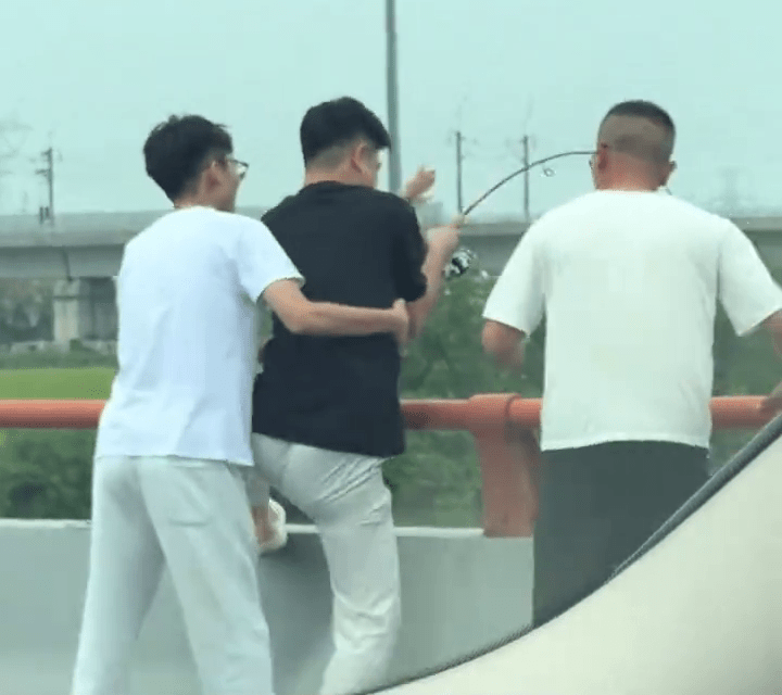 塞車塞出鬆弛感，車主落車釣魚。