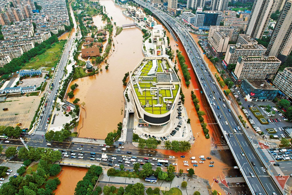 暴雨之下，「長沙」變成「長河」，市區汪洋一片。