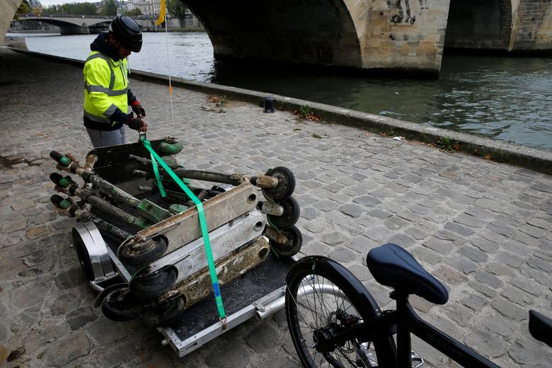 巴黎Lime职员从塞纳河打捞出多架被弃置的滑板车。 资料图片