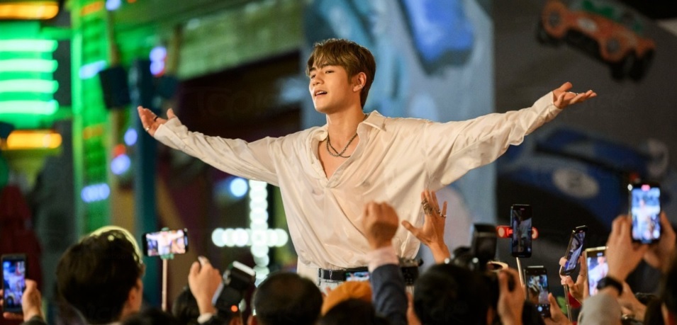 魏浚笙賣樣，在賀歲片《飯戲攻心2》透點演人氣偶像。 