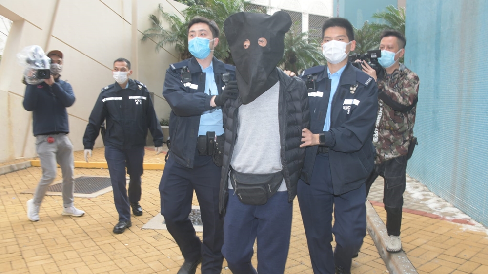 警方將呆坐屋內的老父拘捕帶署。