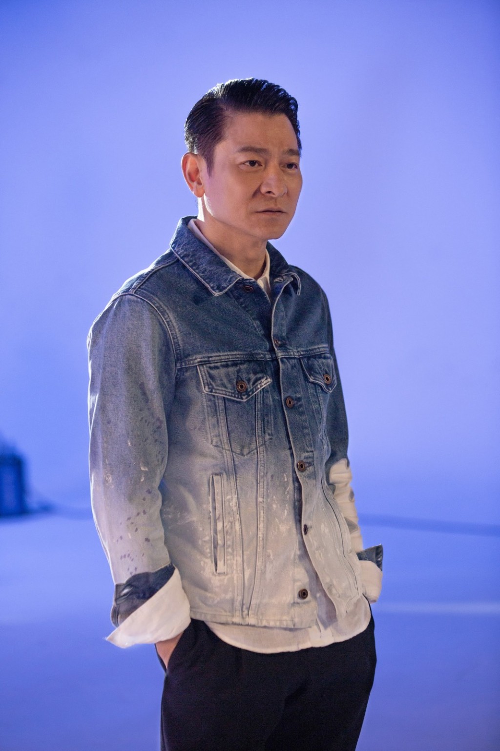 《继续美丽》MV中，华仔再以「华Dee」牛仔褛造型亮相，已为人父的华仔多了一份成熟味。