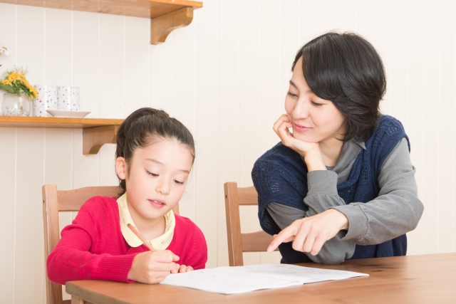 親子閱讀亦對小朋友學英文有幫助。（圖片來源：PhotoAC）