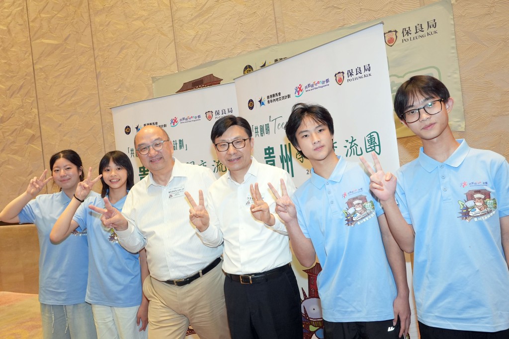 香港特別行政區政府勞工及福利局局長孫玉菡(右三)及香港賽馬會公司事務執行總監譚志源(左三)與學員合照。 香港特別行政區政府勞工及福利局局長孫玉菡(右三)及香港賽馬會公司事務執行總監譚志源(左三)與學員合照。
