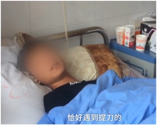 其中一名伤者在医院留医。网图