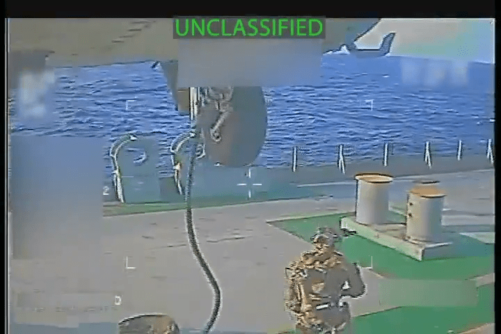 美司法部長邦迪在X平台公布美國部隊在委內瑞拉外海扣押一艘委國油輪的畫面截圖。X@AGPamBondi 美司法部長邦迪在X平台公布美國部隊在委內瑞拉外海扣押一艘委國油輪的畫面截圖。X@AGPamBondi