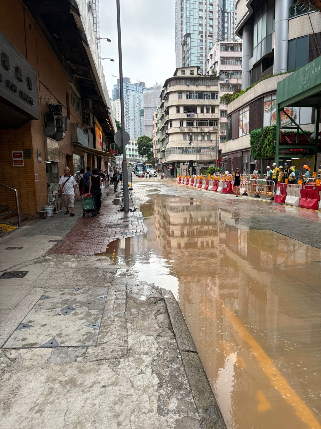 黃泥水湧出路面。FB：香港突發事故報料區2.0