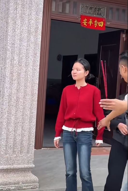 许某蓝被强请上轿的委屈模样令全网心疼。