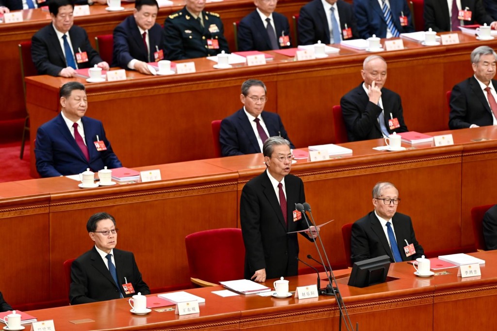 全國人大委員長趙樂際在閉幕會上表示，本次會議堅持發揚民主、集思廣益，是一次凝心聚力、團結奮進的大會。