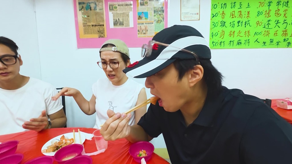 吳業坤試食時面容扭曲,可見食物有多難吃。 吳業坤試食時面容扭曲,可見食物有多難吃。