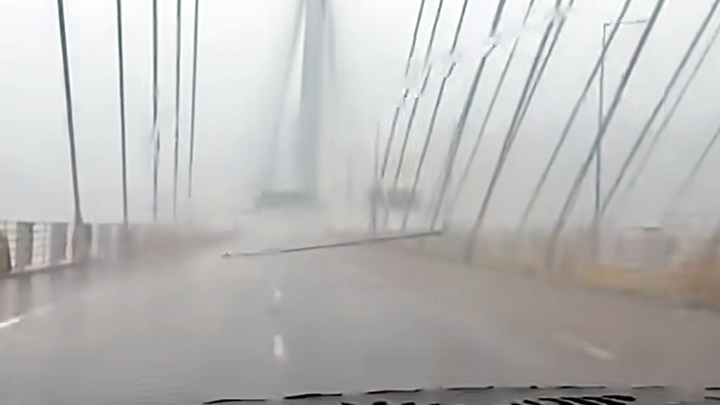 汀九橋燈柱倒塌路中。fb：馬路的事討論區