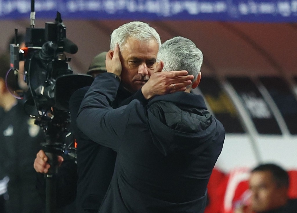 多线争冠受挫令摩连奴备受压力。路透社