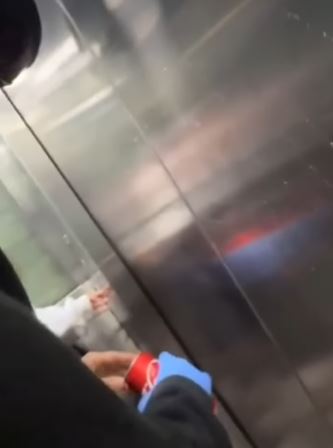 有人进入升降机时仍手持可乐。网上影片截图