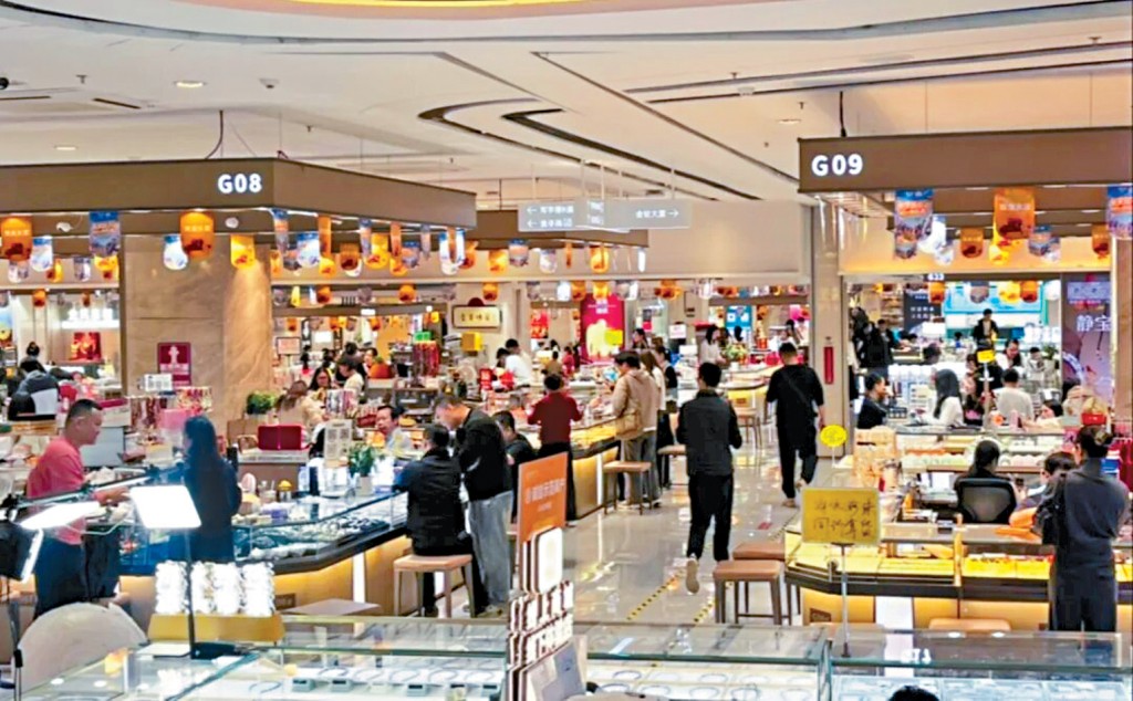 深圳水貝黃金店舖連日來客流不斷。