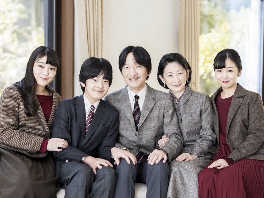 文仁親皇(右三)終於同意真子公主(右一)與男友小室圭的婚事。AP圖片