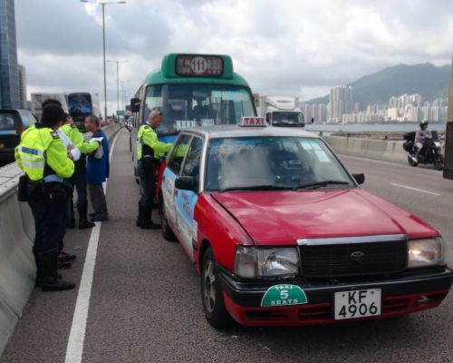 觀塘繞道近勵業街往旺角方向，一輛專線小巴撞倒一輛的士車尾， 交通警在場調查。 林思明攝