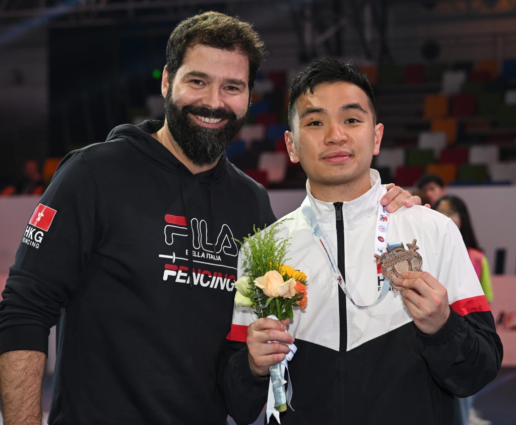 楊子加（右）於亞錦賽男花個人賽摘得個人首面亞錦賽個人獎牌。香港劍總圖片