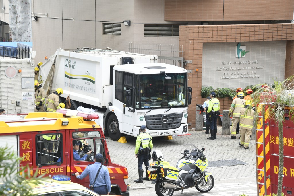 垃圾車倒駛入學校期間撞倒行過的老婦。楊偉亨攝