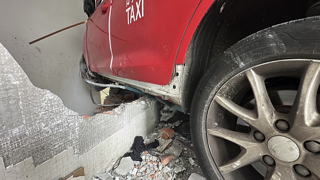 的士撞穿牆壁。劉漢權攝 的士撞穿牆壁。劉漢權攝