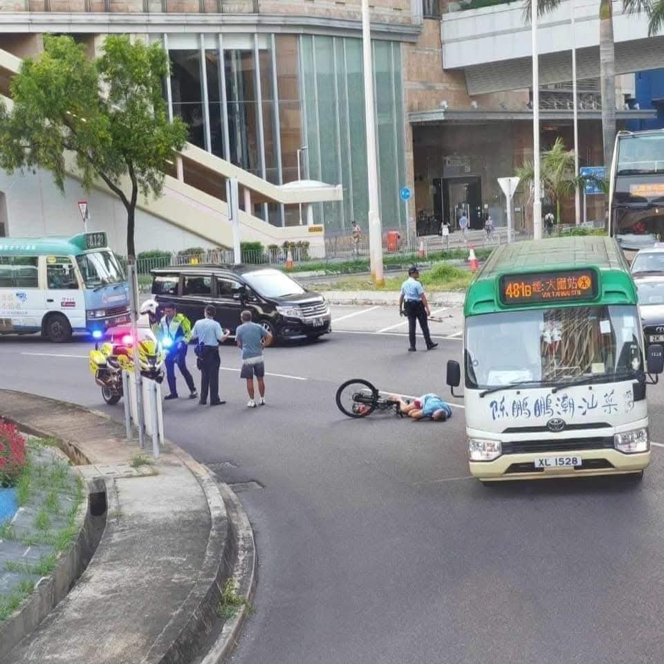 今年9月29日，有小巴撞到單車客。(網上圖片) 