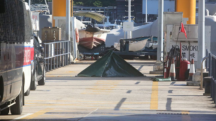 警方將遺體送往香港仔水警基地。