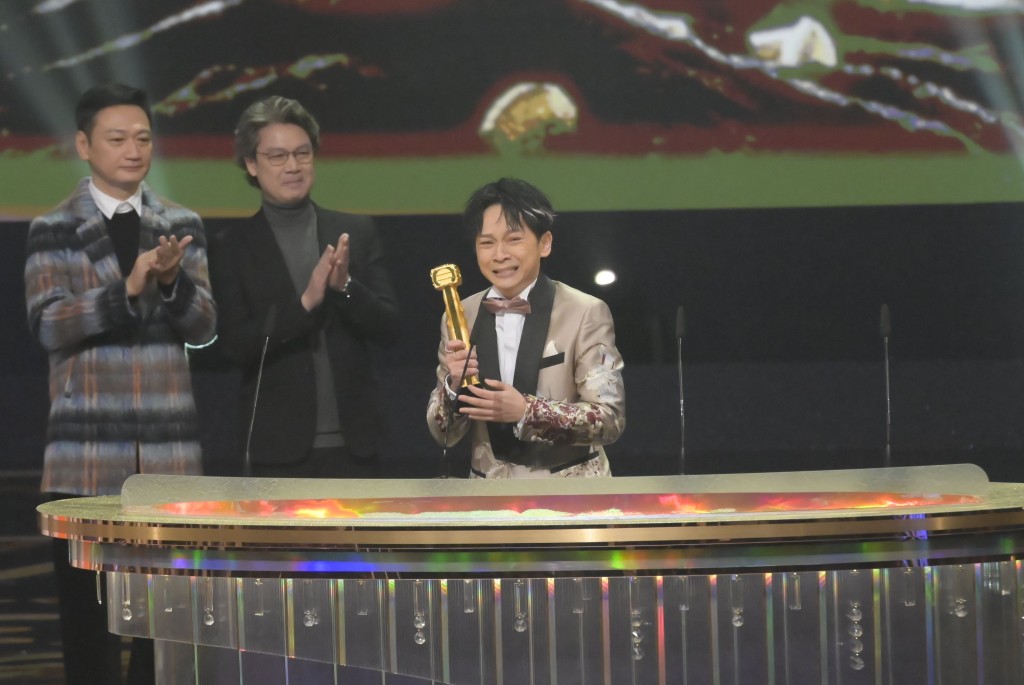 梁荣忠与陶大宇向邓智坚（右）颁发「最佳男配角」奖项。