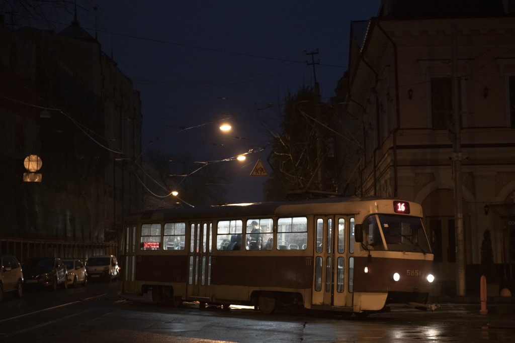 基輔停電期間仍有少量電車行駛。AP