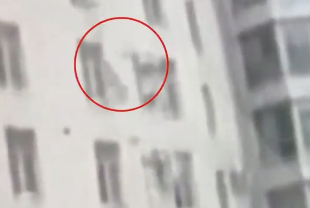 男童薩沙從約80英呎高空直墮。(X@G R I F T Y／《每日郵報》)