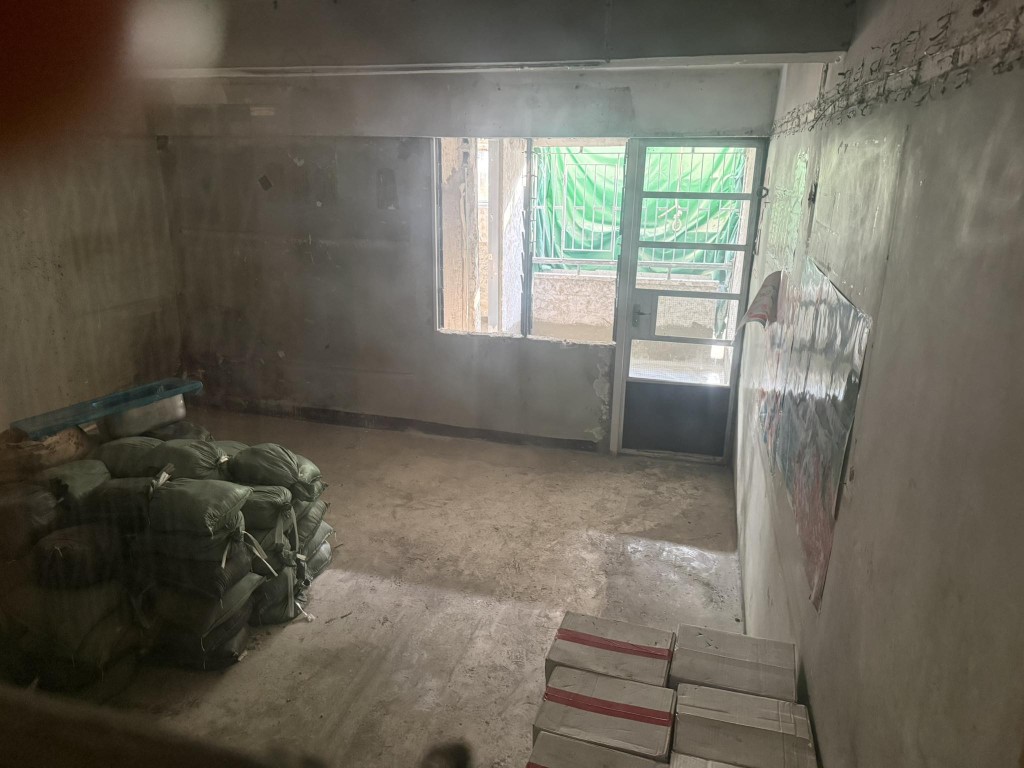 樓主上載的相片可見，單位內部如同「清水樓」，牆壁、地板均是未經修飾的水泥表面，角落還堆放著一些沙包和雜物。(圖片來源：公屋討論區 - 香港facebook群組)