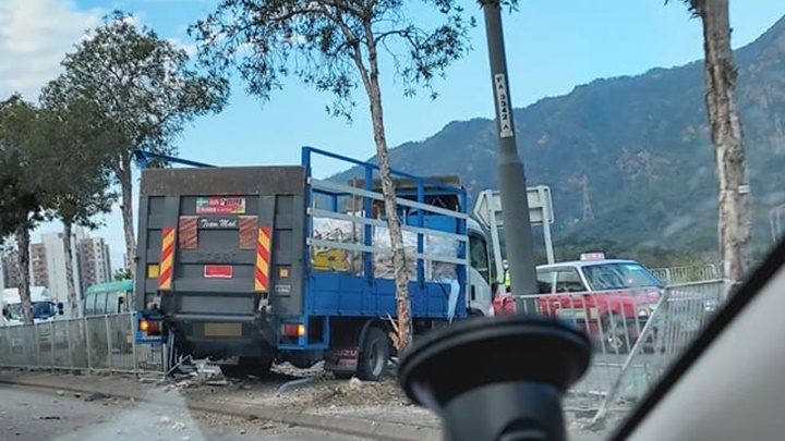 貨車撞穿鐵欄越過對面線。網圖