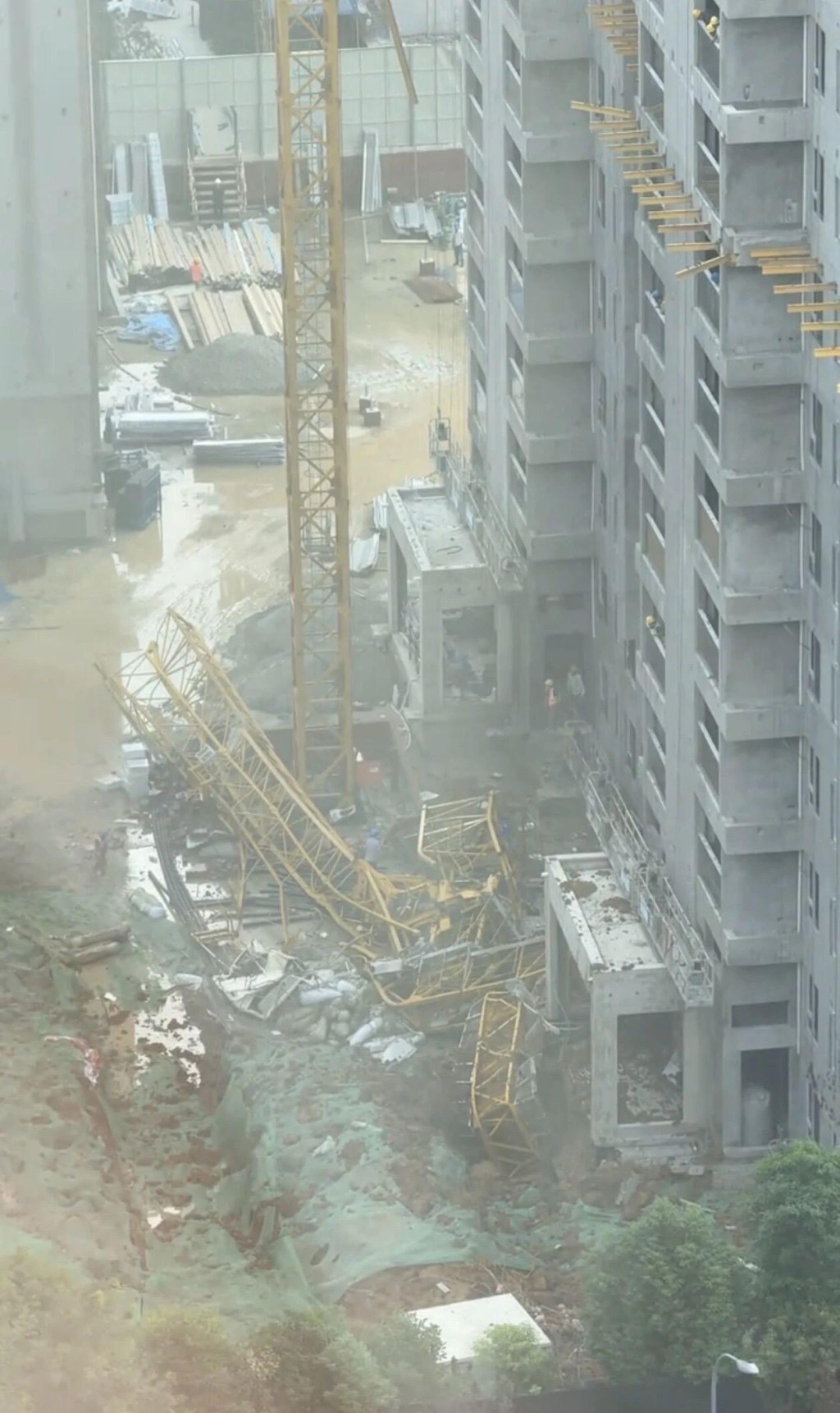 成都有地盘在拆天秤时发生倒塌事故，造成5人死亡。抖音@中城建业