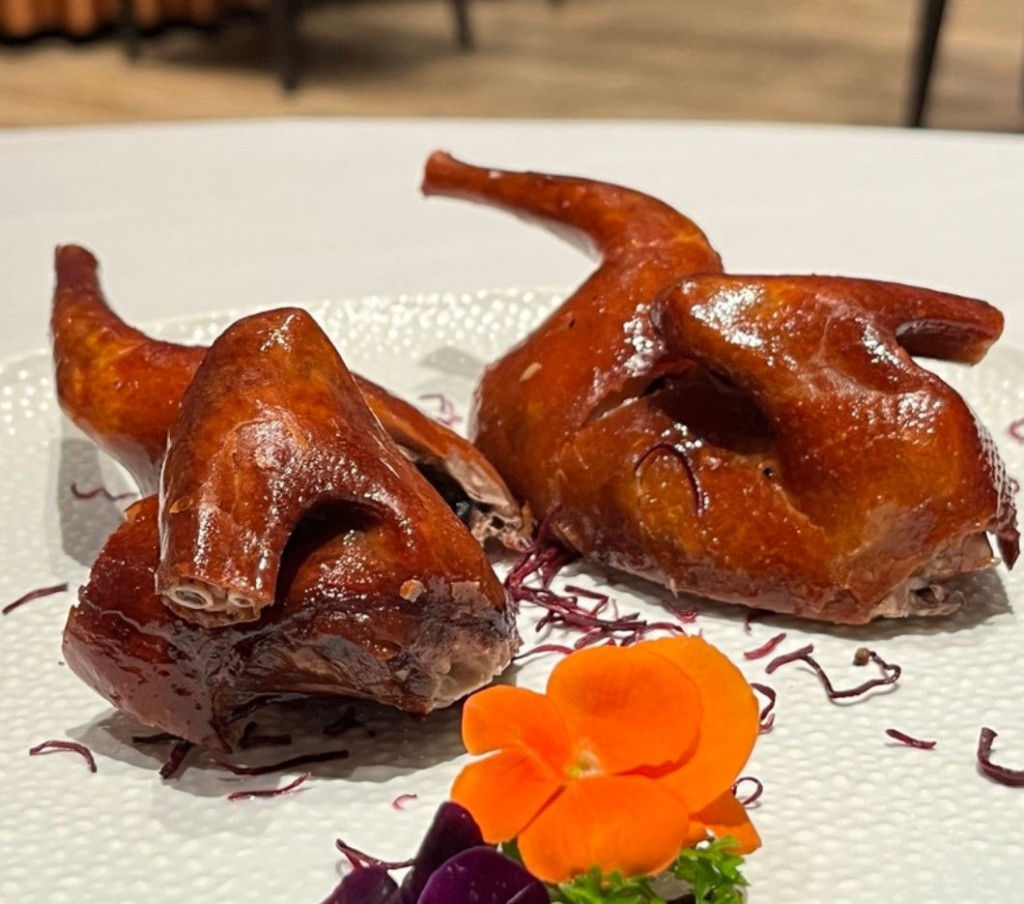 廣州喜糖酒家的著名美食玻璃乳鴿，皮薄香脆，肉質鮮嫩。（圖片來源：Trip.com@椰子又）
