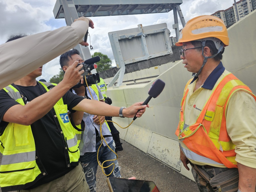 工程車司機講述事發經過。 工程車司機講述事發經過。