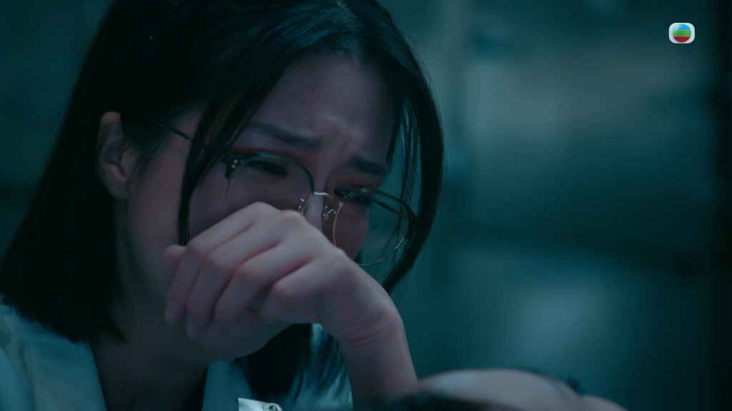 陳曉華聲淚俱下地哽咽說:「芷昕喺度,唔使驚。」 陳曉華聲淚俱下地哽咽說:「芷昕喺度,唔使驚。」