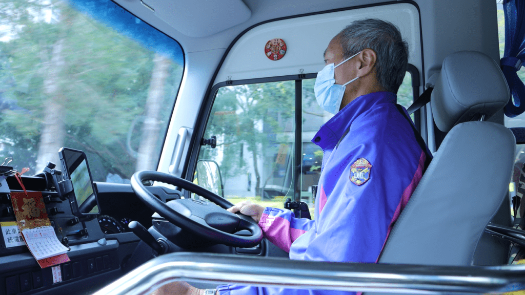 龍哥每逢轉彎或煞車會盡量減慢,以免長者不適。 龍哥每逢轉彎或煞車會盡量減慢,以免長者不適。