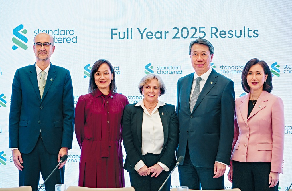 洪丕正（右二）稱，去年該集團每股盈利上升37%，且基本RoTE提早超額達標，較前年高出3個百分點。