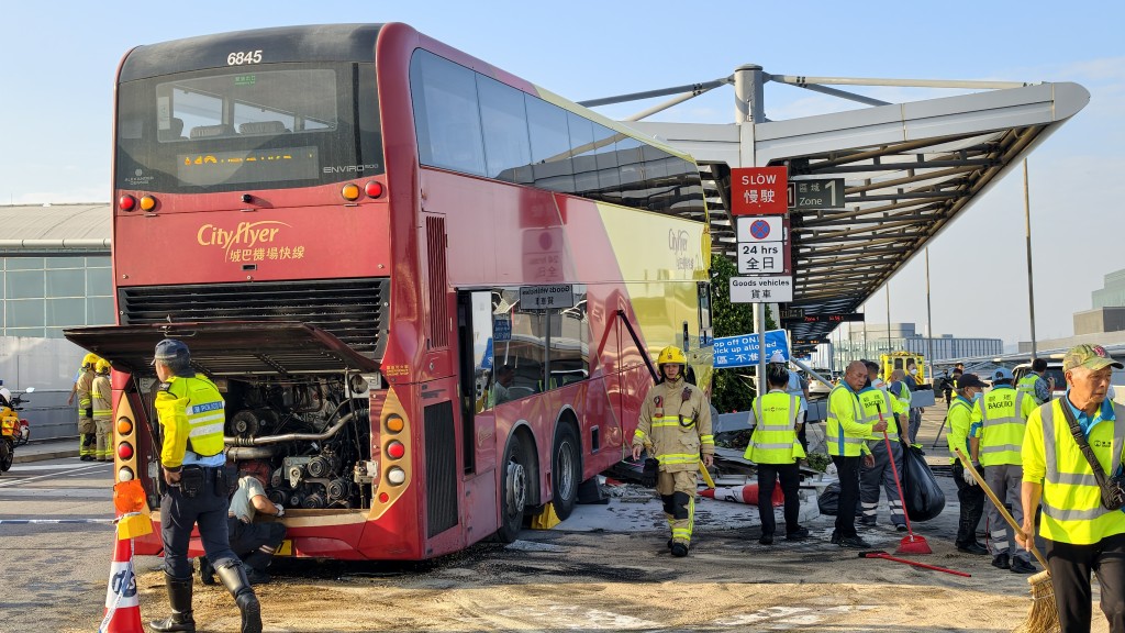 一輛A12城巴駛至一號客運大樓附近時,失控自炒直撞路中心花槽。黃文威攝 一輛A12城巴駛至一號客運大樓附近時,失控自炒直撞路中心花槽。黃文威攝