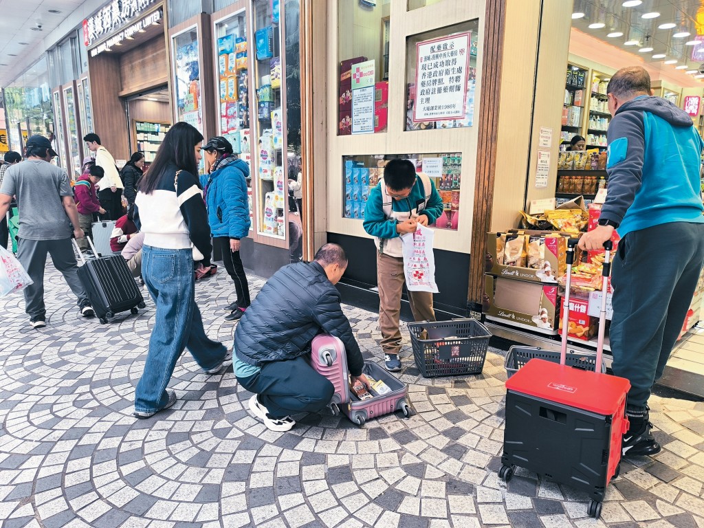 「一簽多行」重啟後，上水街頭隨處可見攜行李箱前來購物的深圳旅客。