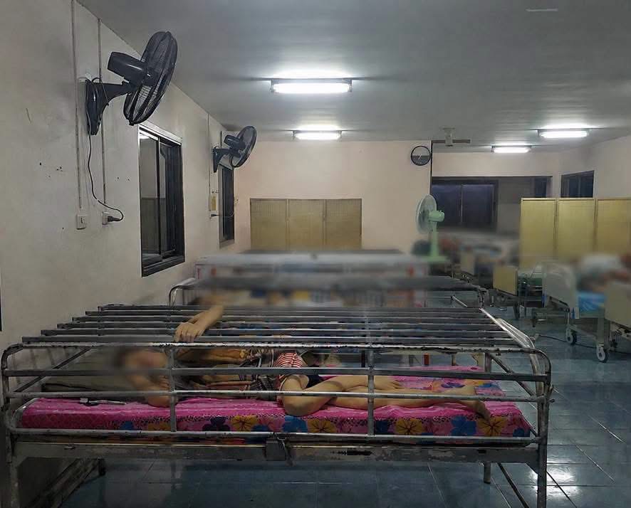 泰媒形容加上铁笼的床像“烤鱼笼”。 facebook 泰媒形容加上铁笼的床像“烤鱼笼”。 facebook