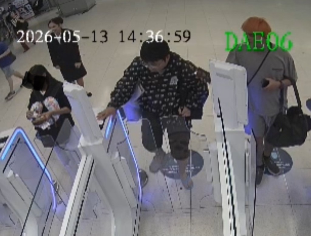 監視器畫面顯示，一名中國男子失控踹壞自動通關閘門。泰國移民局