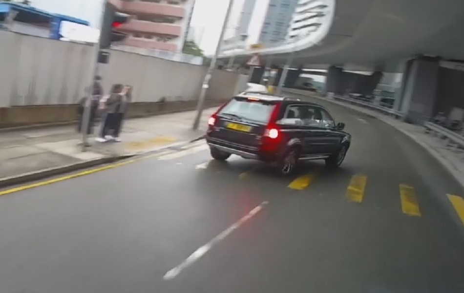 私家車甩尾險剷4名途人。Ming Wai影片截圖