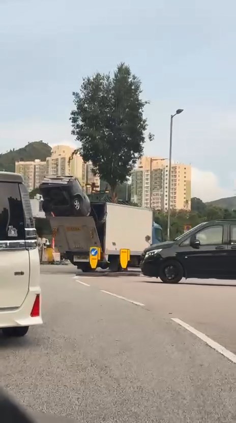 半架私家車的車身突出。fb「車cam L(香港群組)」片段截圖 半架私家車的車身突出。fb「車cam L(香港群組)」片段截圖