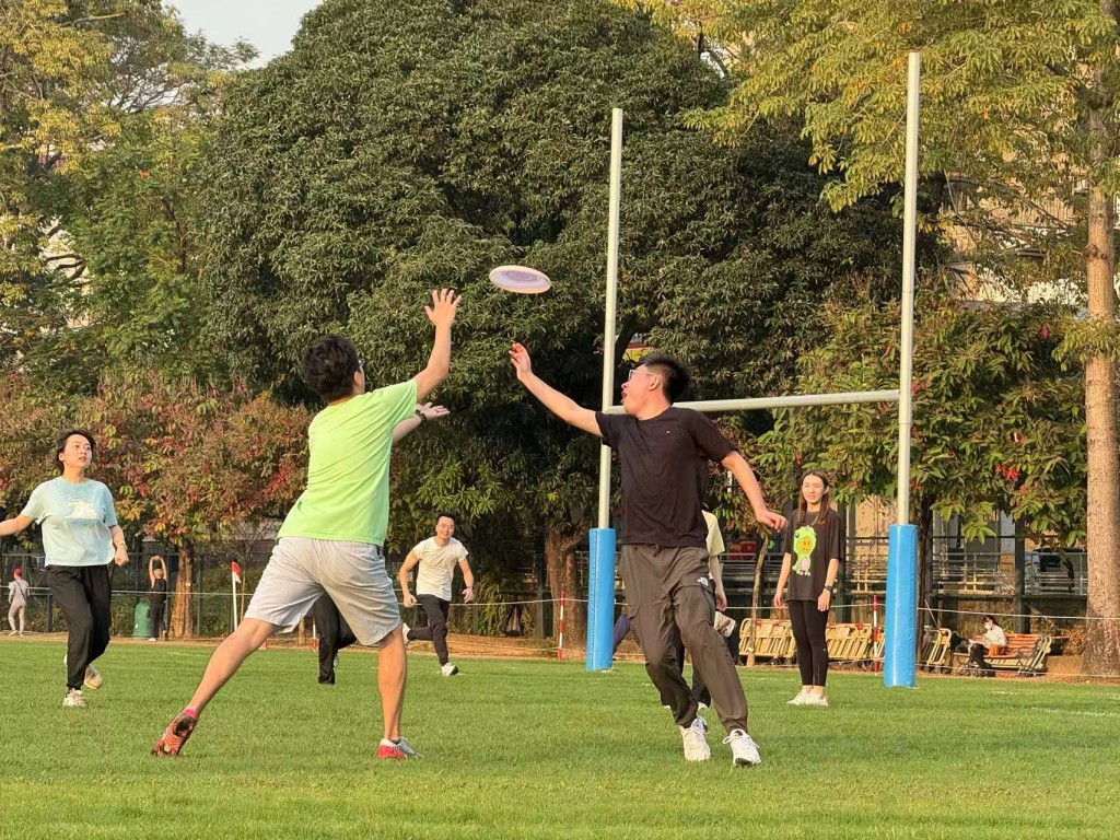 Michael對此評論指，在香港緊張的城市節奏中，做任何事都希望快速看到回報，交友與戀愛也不例外，因此市面上的港漂活動普遍追求「短平快」，即時間短、門檻低、即時滿足。