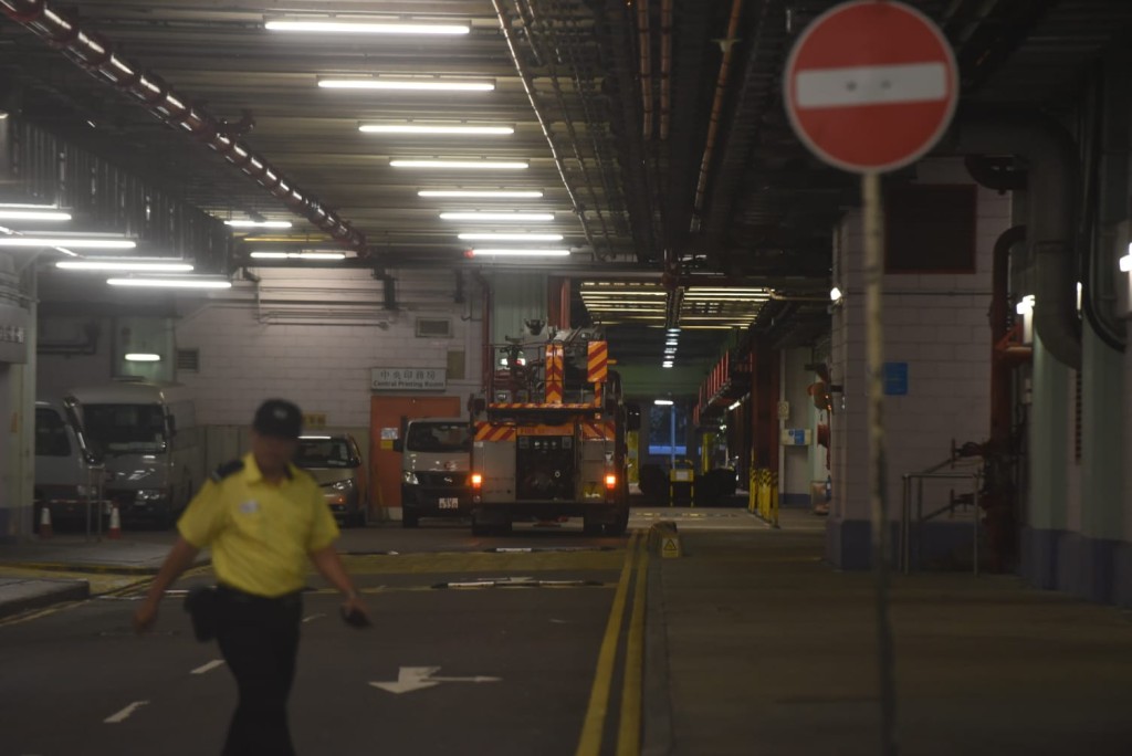 出事列車駛回九龍灣車廠檢查。