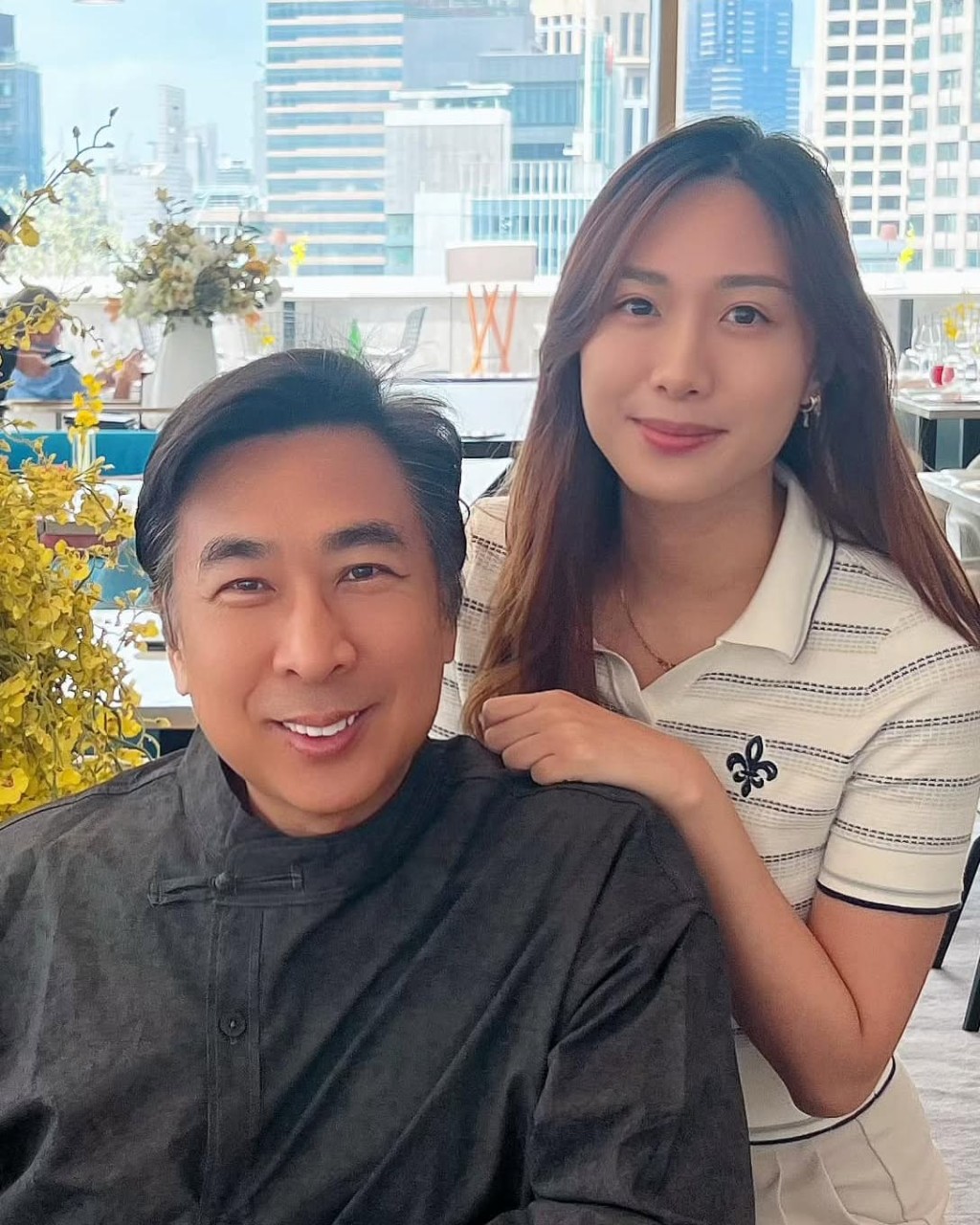 許倚榕訂婚後與爸爸見面,似乎傾婚禮安排。 許倚榕訂婚後與爸爸見面,似乎傾婚禮安排。